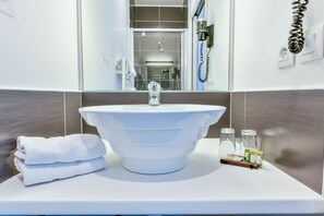 Standard Double Room | Bathroom