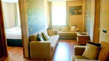 Apartemen Comfort, 2 kamar tidur | Ruang keluarga | Televisi 82-cm dengan saluran TV kabel