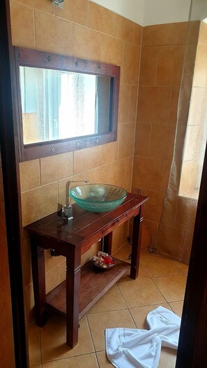 Estudio tradicional | Baño | Ducha y toallas