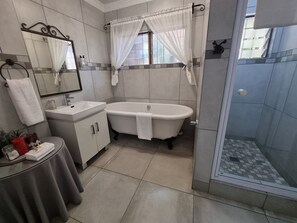 Queen/Double Bed Room  | Bathroom | Free toiletries, hair dryer, towels - Ndiza Lodge & Cabanas (St. Lucia)