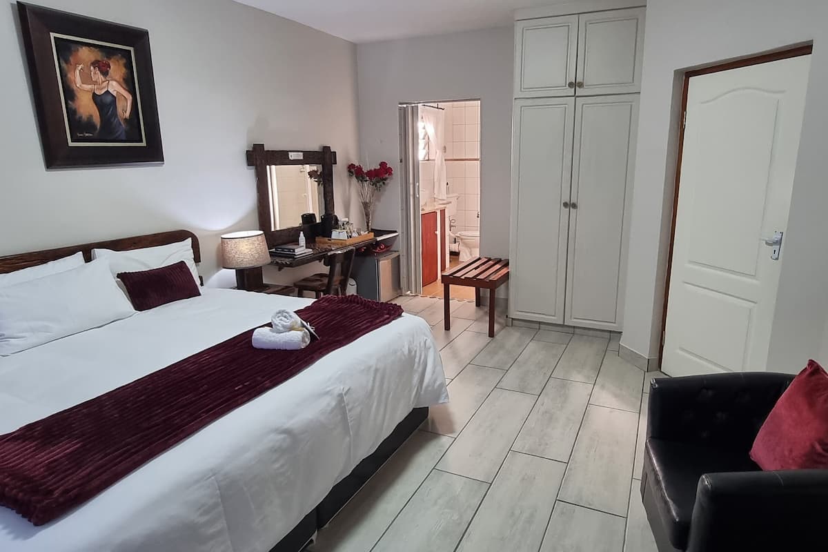 Habitación con 1 cama doble o 2 individuales | Ropa de cama de alta calidad y edredones de plumas