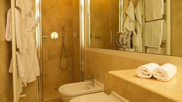 Designertoalettartikler, hårføner, badekåper og tøfler