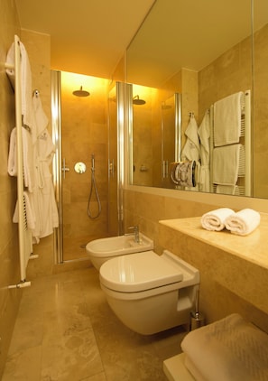 Designer-Toilettenartikel, Haartrockner, Bademäntel, Hausschuhe