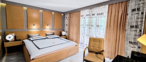Una habitación de hotel moderna con una cama grande, un escritorio, una silla y una lámpara en el techo.