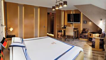 Una habitación de hotel moderna con una cama grande, un escritorio y un sofá.