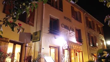 Fachada del alojamiento - Noche