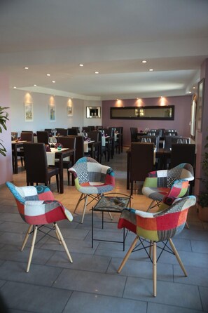 Lunch and dinner served, French cuisine - Hôtel Logis Carasol (Elne)