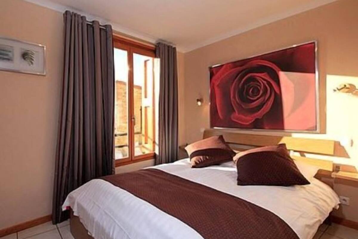 premium bedding, pillow-top beds, in-room safe, desk