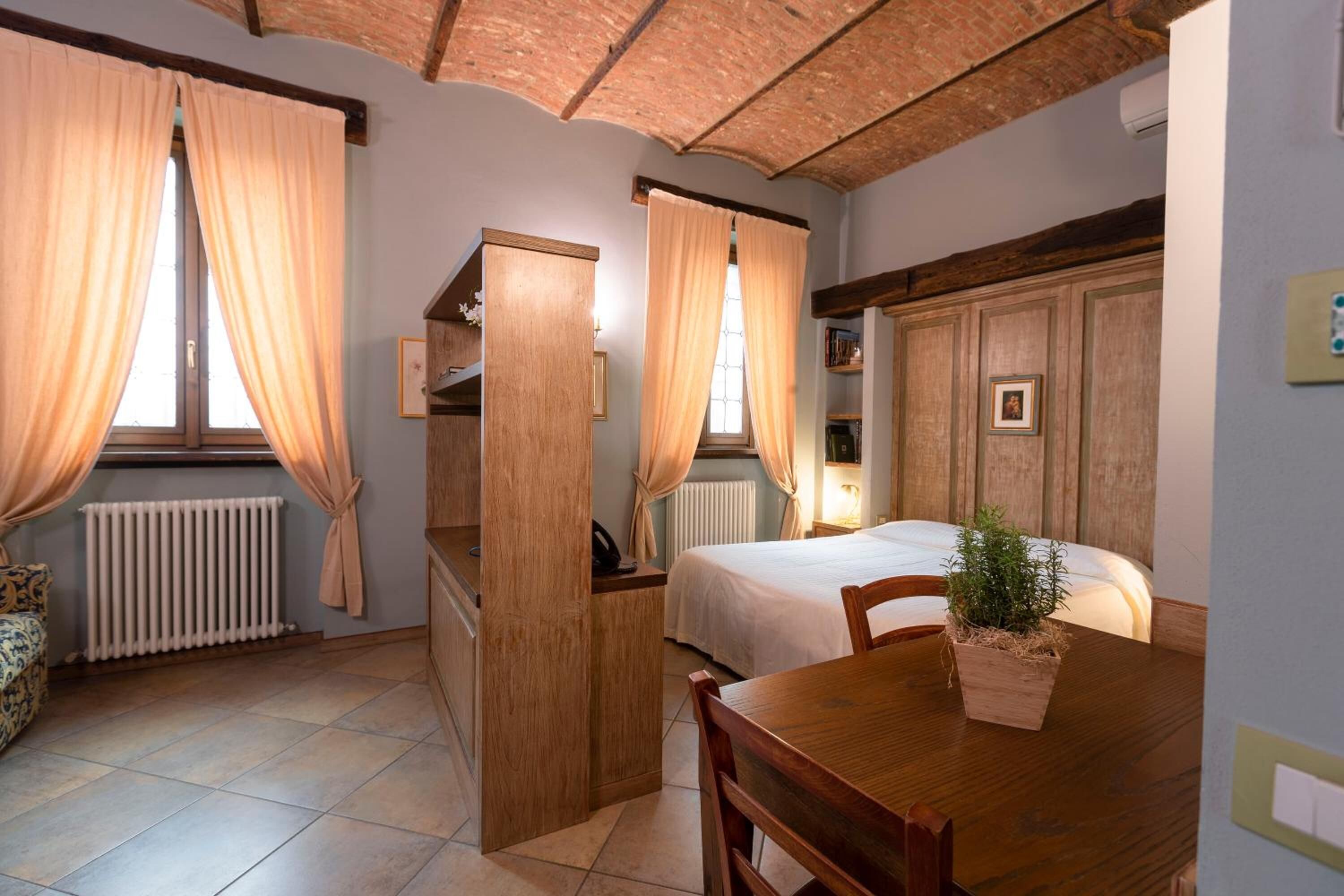 Down duvets, in-room safe, desk, laptop workspace