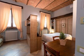 Down comforters, in-room safe, desk, laptop workspace - Corte del Passone (Montevecchia)