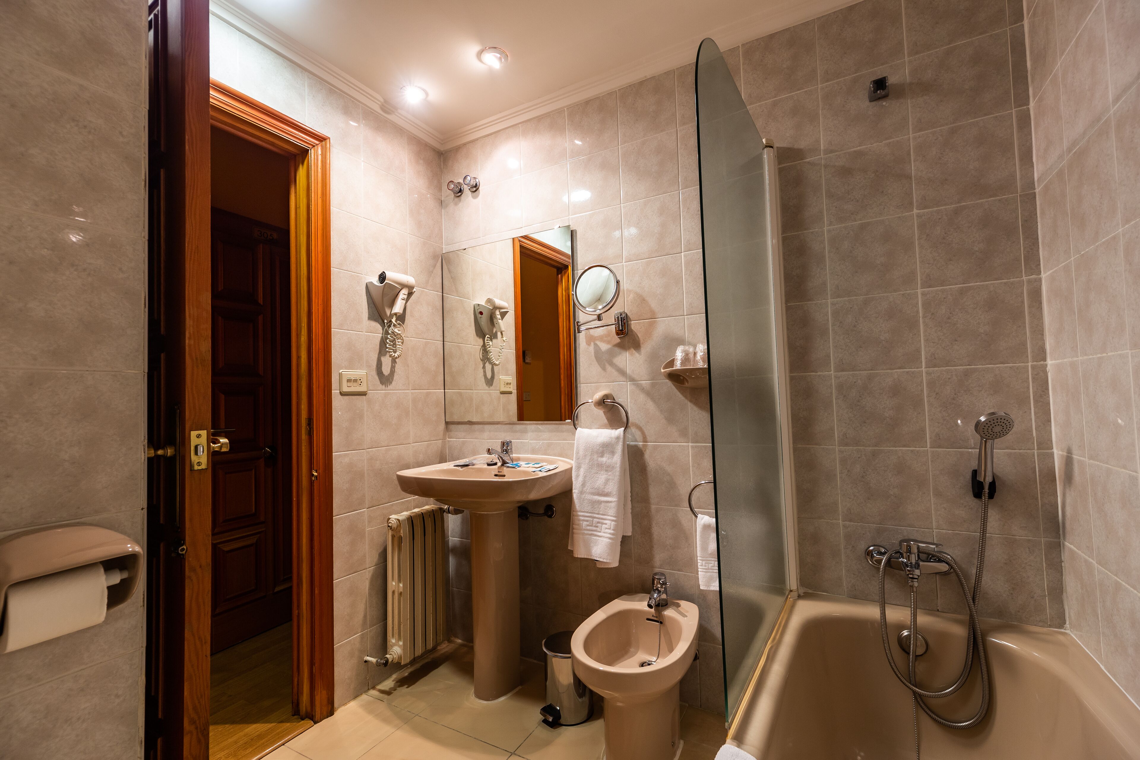 economy double room | bathroom | free toiletries, hair dryer, bidet, towels