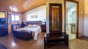 Une chambre à coucher avec un plafond en bois, un lit, une commode, une table de chevet et un miroir.
