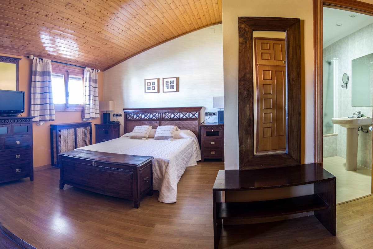Desk, blackout curtains, free WiFi, bed sheets