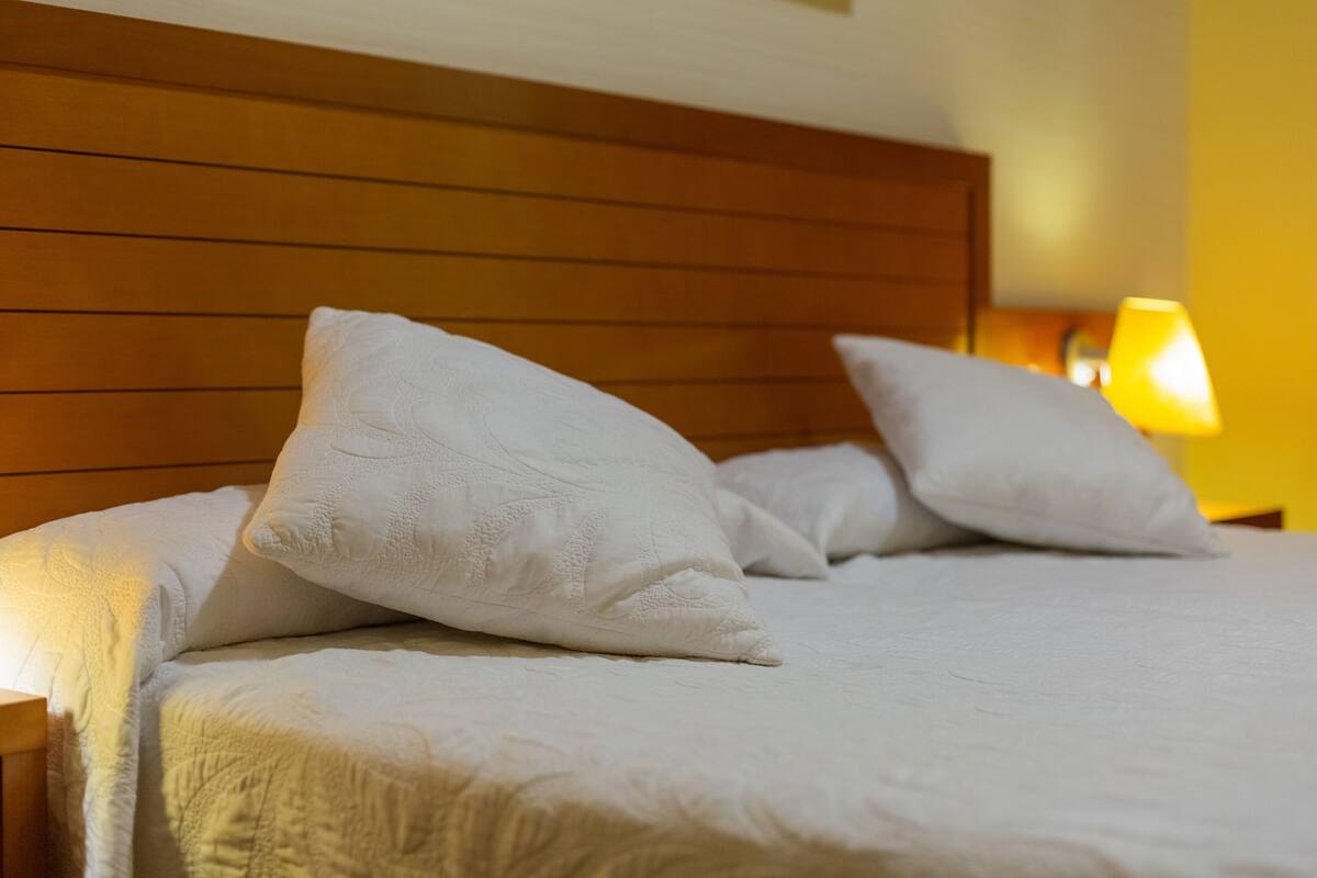 Kamar Double Ekonomi | Meja kerja, tirai kedap cahaya, Wi-Fi gratis, dan seprai linen