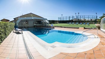 Una piscina techada, una piscina al aire libre de temporada