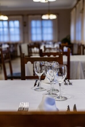 2 restaurants, breakfast served