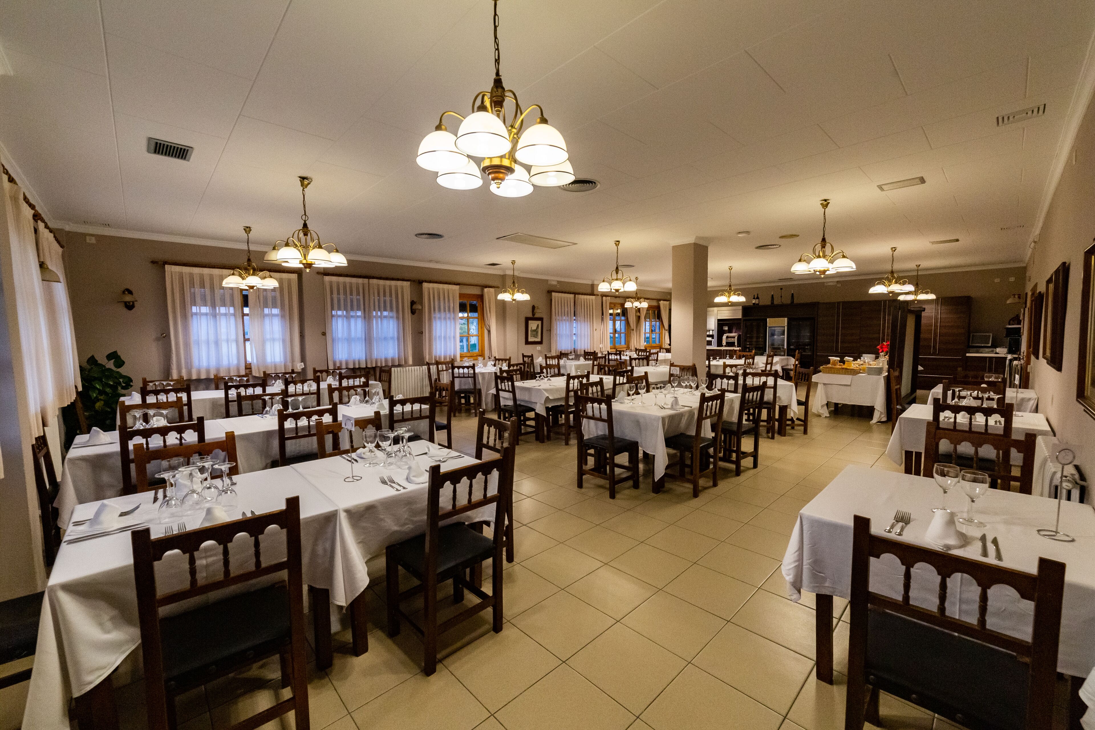 2 restaurants, breakfast served