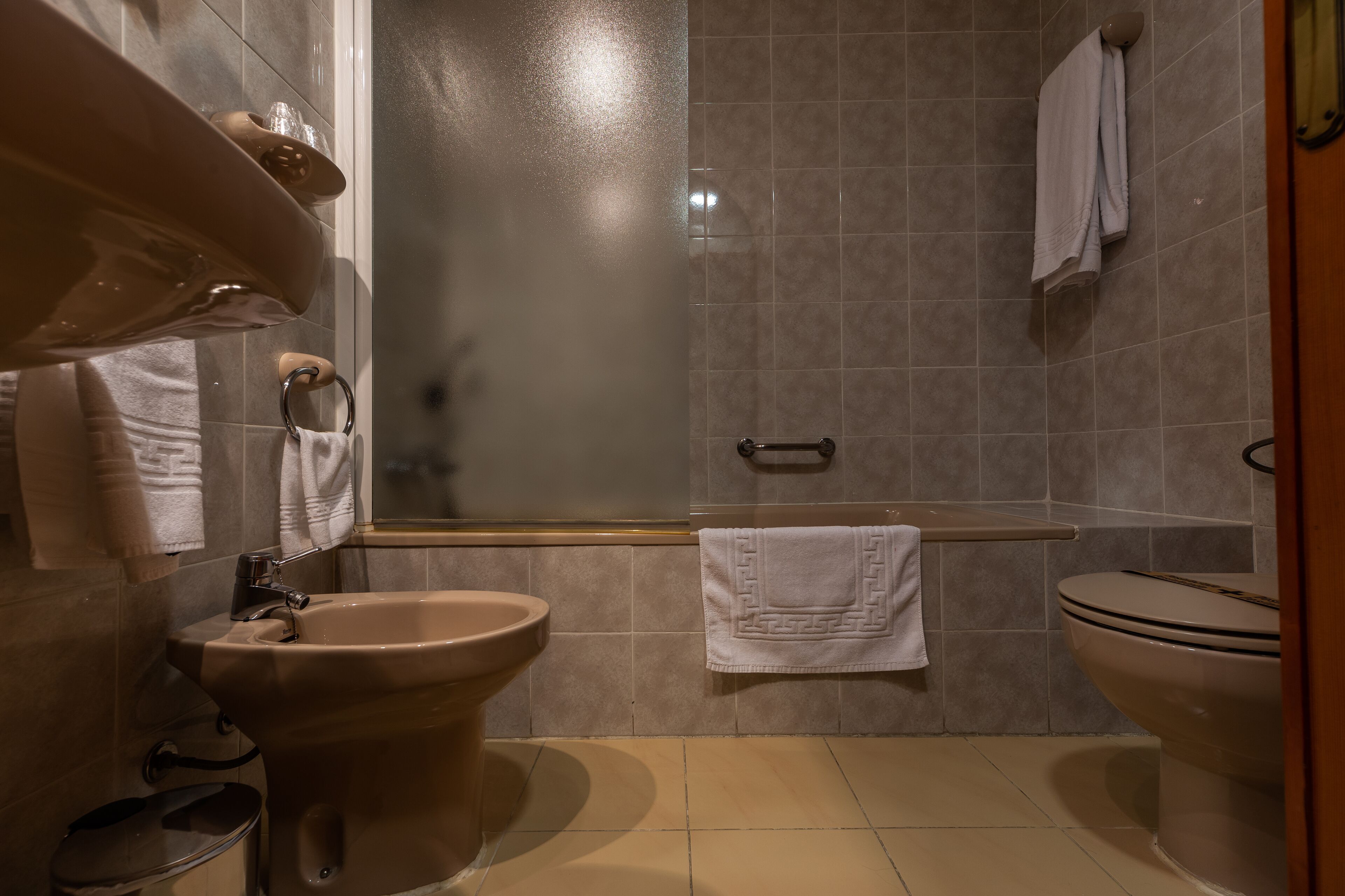 economy double room | bathroom | free toiletries, hair dryer, bidet, towels