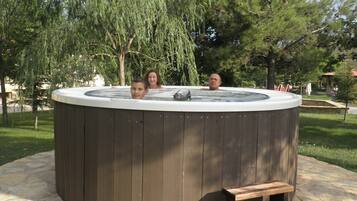 Tina de hidromasaje al aire libre