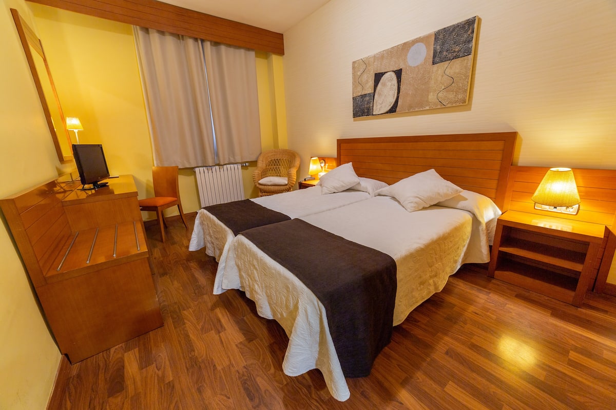 Kamar Double Standar | Meja kerja, tirai kedap cahaya, Wi-Fi gratis, dan seprai linen