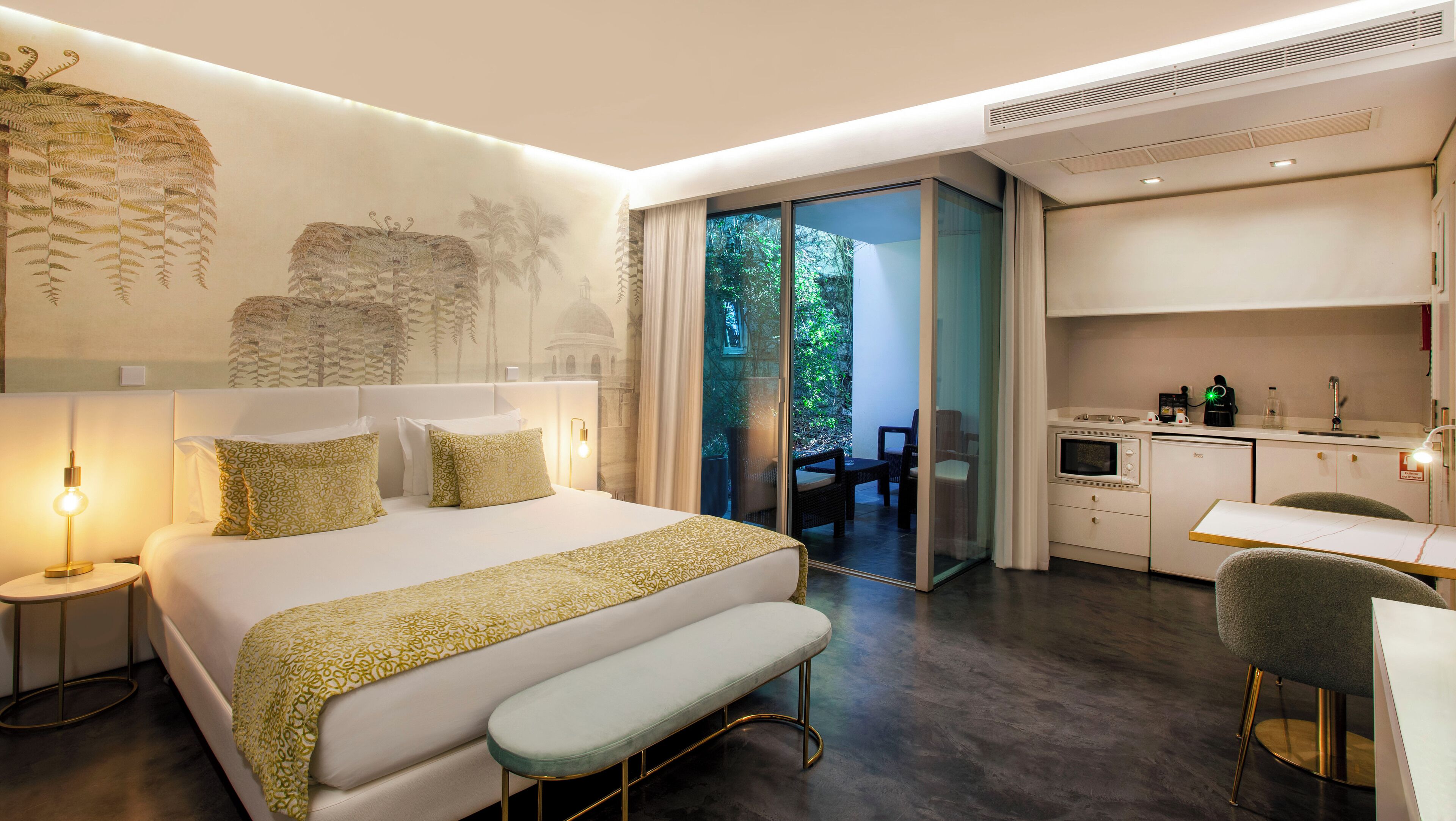 Camera doppia, angolo cottura | Una cassaforte in camera, con stile personalizzato