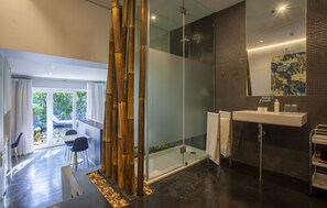 Suite junior, balcón (Kitchenette) | Baño | Regadera, regadera tipo lluvia, amenidades de baño gratuitas 