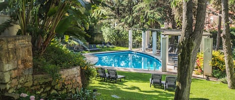 2 piscinas externas, funciona das 9h às 19h, espreguiçadeiras