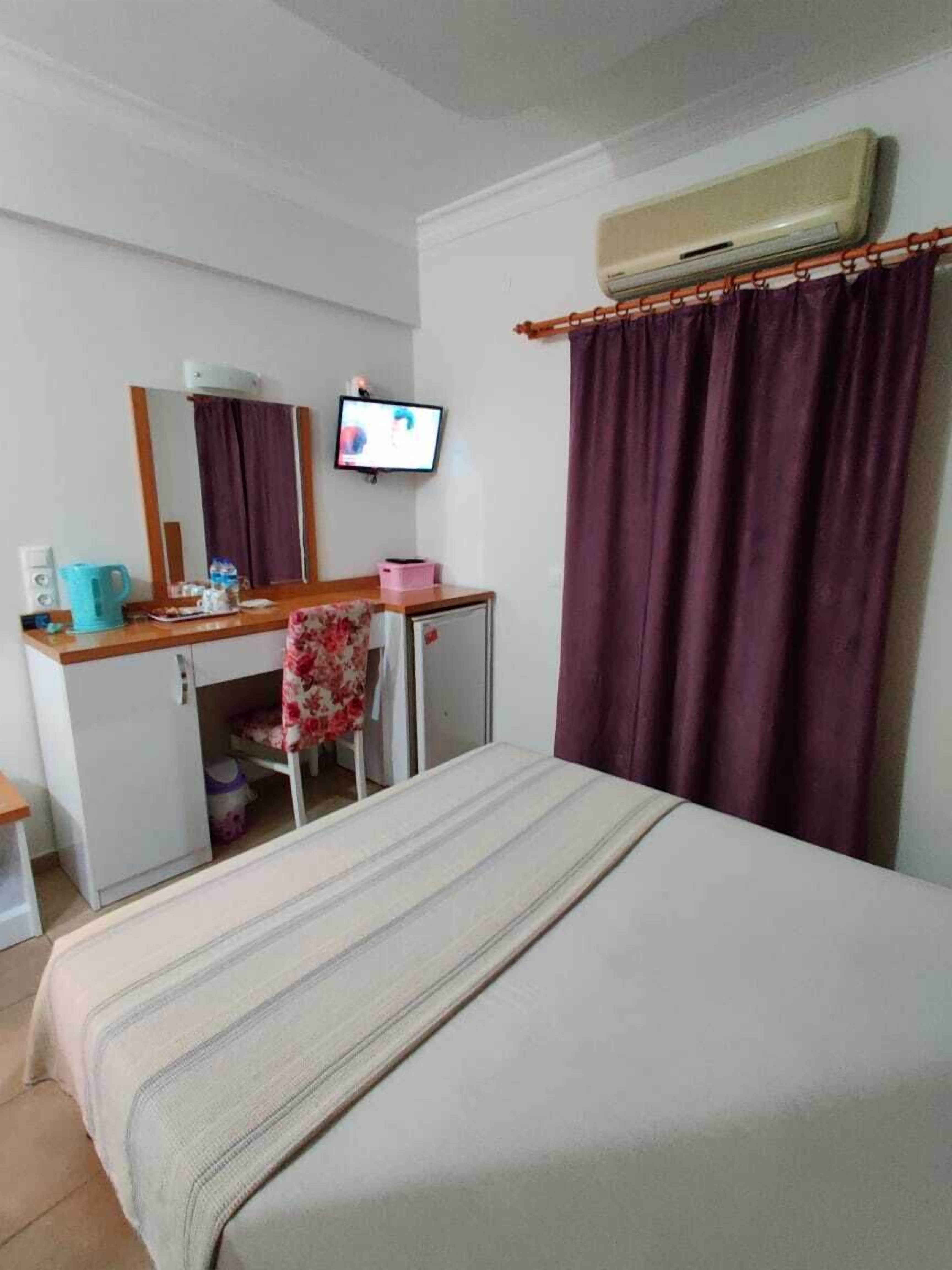 Quarto casal standard | Cofres nos quartos, cortinas blackout, Wi-Fi de cortesia, roupa de cama