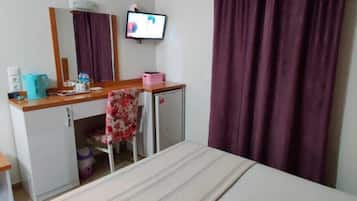 Quarto casal standard | Cofres nos quartos, cortinas blackout, Wi-Fi de cortesia, roupa de cama