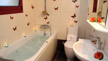 Ein Badezimmer mit Badewanne, Toilette und Waschbecken.