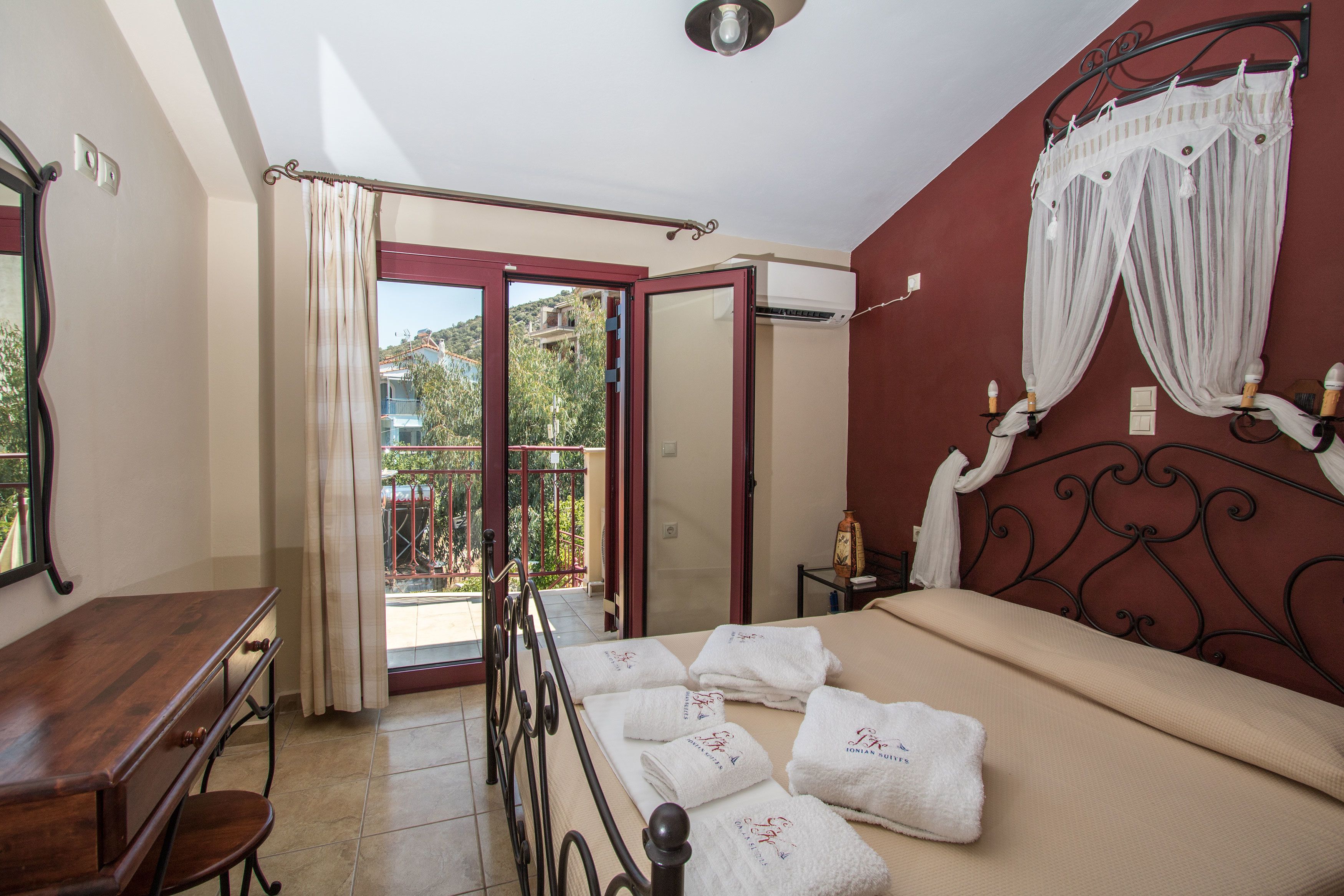 套房, 1 間臥室, 廚房 (Sea and Pool View) | 高級寢具、記憶棉床墊、獨特設計、獨特裝修