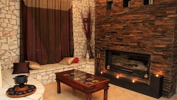 Casa Grand, 4 habitaciones (Maisonette) | Sala de estar | Televisión de pantalla plana de 26 pulgadas con canales vía satélite