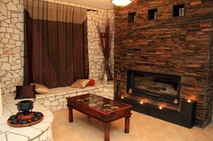 Casa Grand, 4 habitaciones (Maisonette) | Sala de estar | Televisión de pantalla plana de 26 pulgadas con canales por satélite