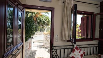 Economy Double Room, Kitchenette, Small Balcony, Ground Floor, Street View, Street Level | Vista desde la habitación