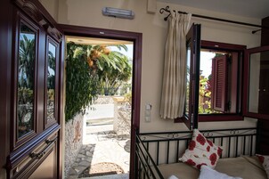 Economy Double Room, Kitchenette, Small Balcony, Ground Floor, Street View, Street Level | Vistas desde la habitación