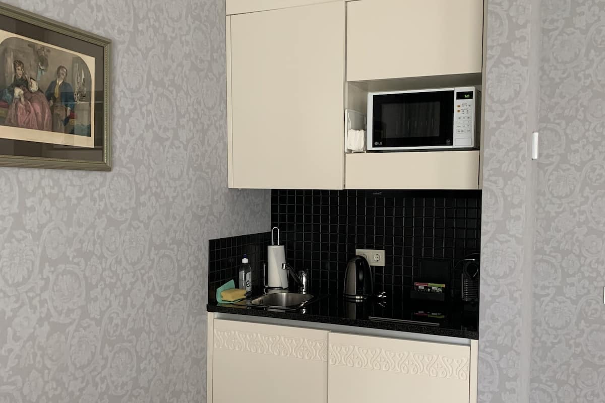 studio suite, terrace | private kitchen | fridge