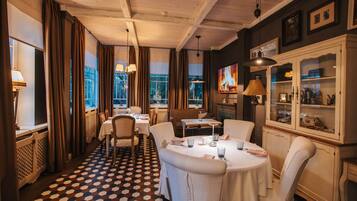 Breakfast, lunch, dinner served; international cuisine