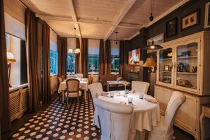 Café da manhã, almoço e jantar; culinária internacional 