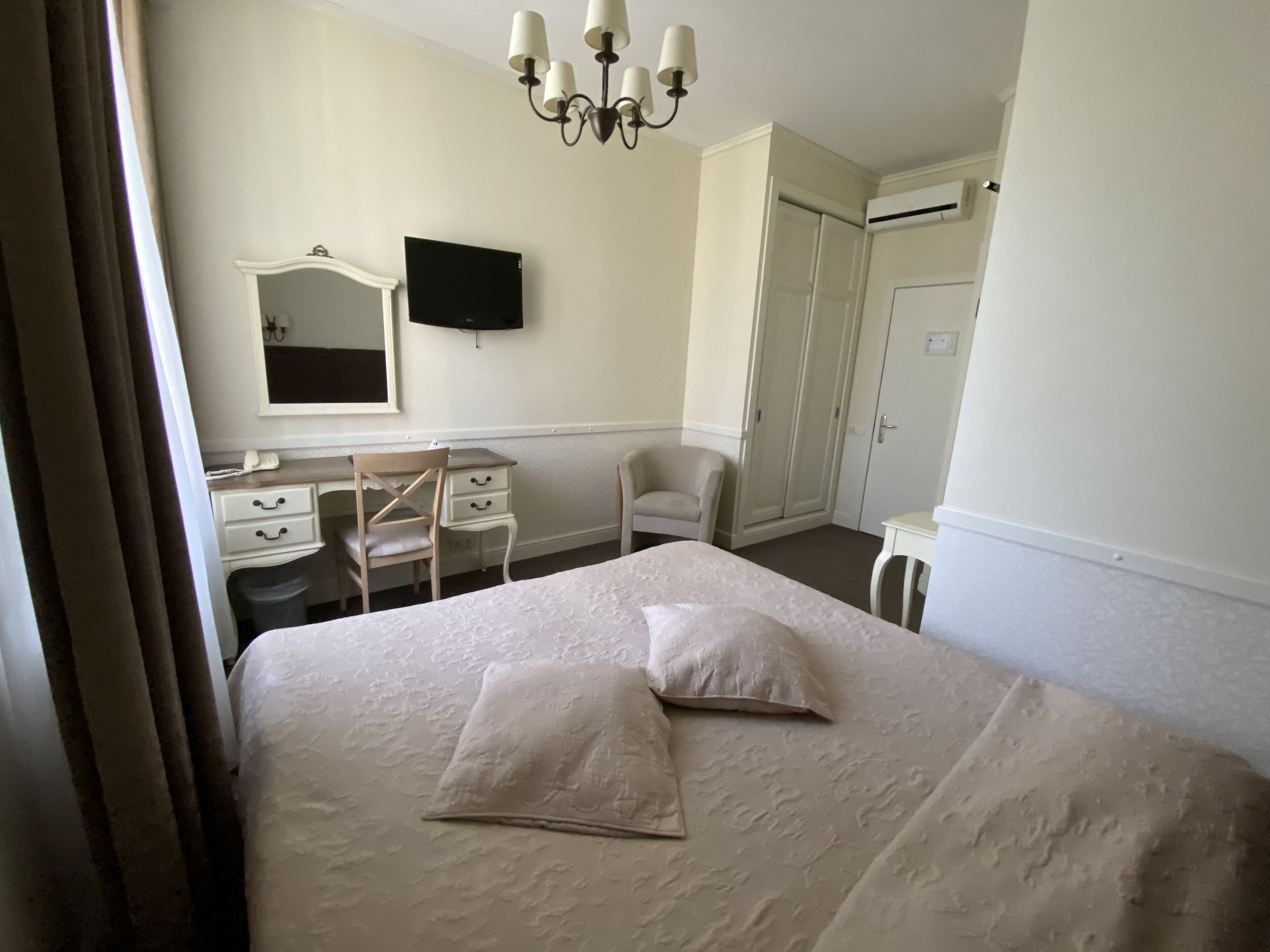 standard double room | 1 bedroom, memory-foam beds, minibar, in-room safe