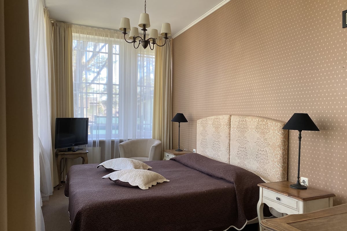 standard double room | 1 bedroom, memory-foam beds, minibar, in-room safe