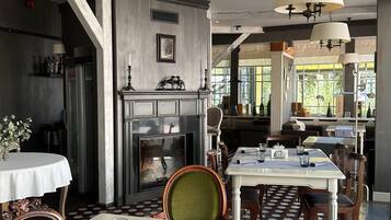 Se sirven desayunos, almuerzos, cenas y cocina internacional