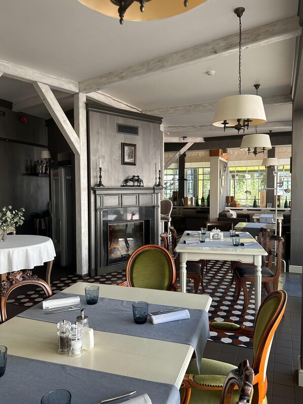 Breakfast, lunch, dinner served; international cuisine 