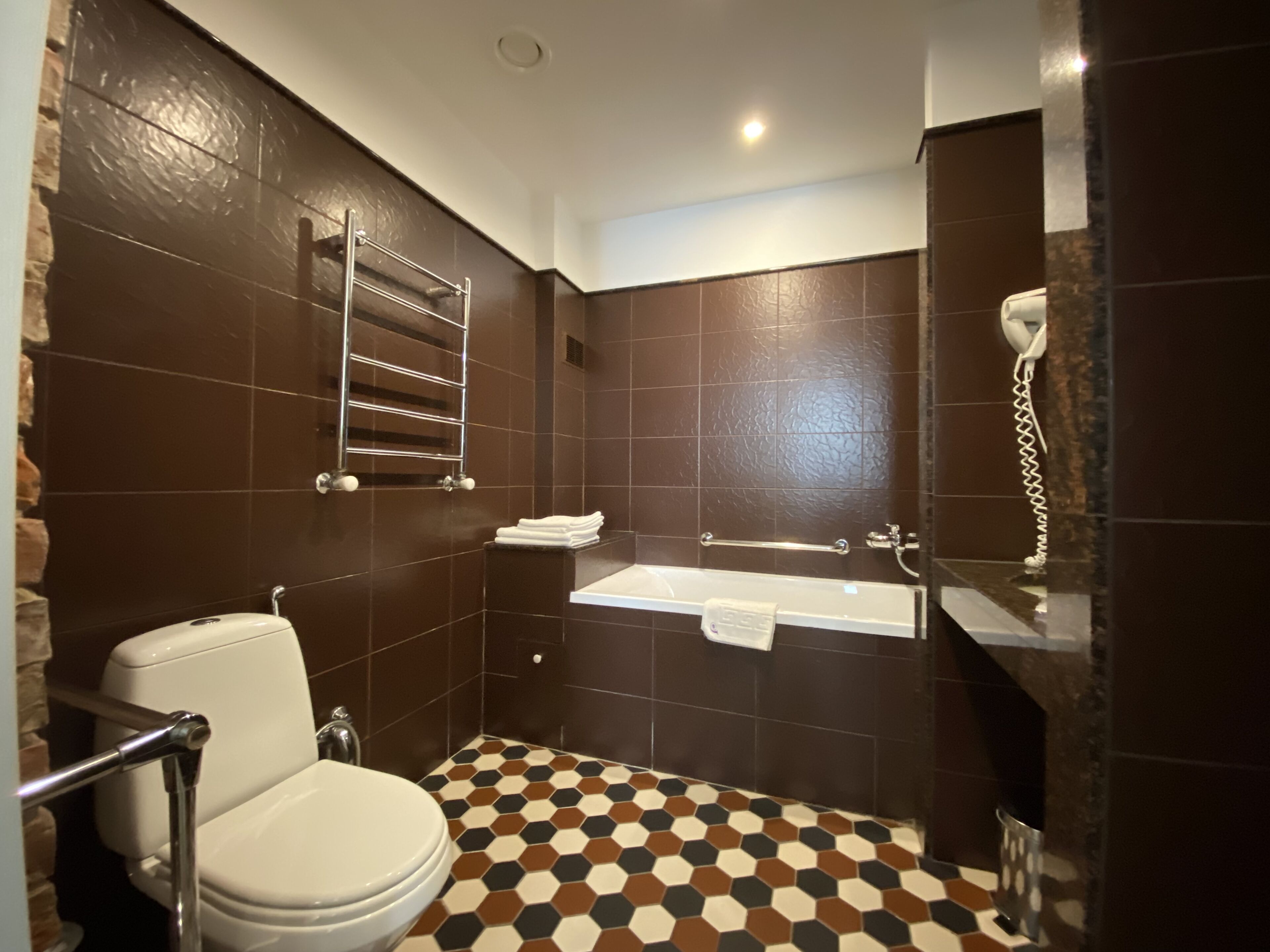 standard double room | bathroom | free toiletries, hair dryer, towels