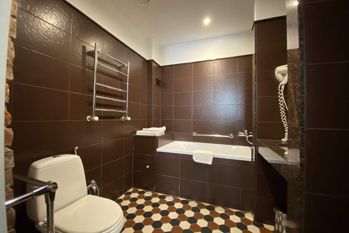 standard double room | bathroom | free toiletries, hair dryer, towels