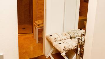 Quarto triplo | Banheiro | Chuveiro, ducha de hidromassagem, produtos de toalete grátis