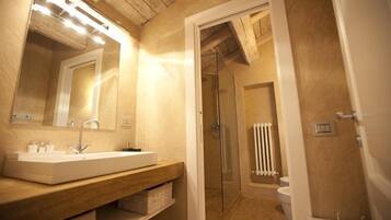 Shower, hydromassage showerhead, free toiletries, hair dryer