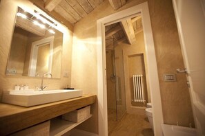 Dusche, Hydromassagedusche, kostenlose Toilettenartikel, Haartrockner