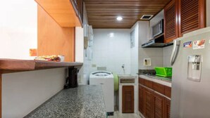 Superior appartement, keuken | Privékeuken | Een koffiezetapparaat/waterkoker, een koelkast, een magnetron, een oven