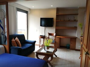 Apartamento, cozinha | Área de estar | TV de tela plana