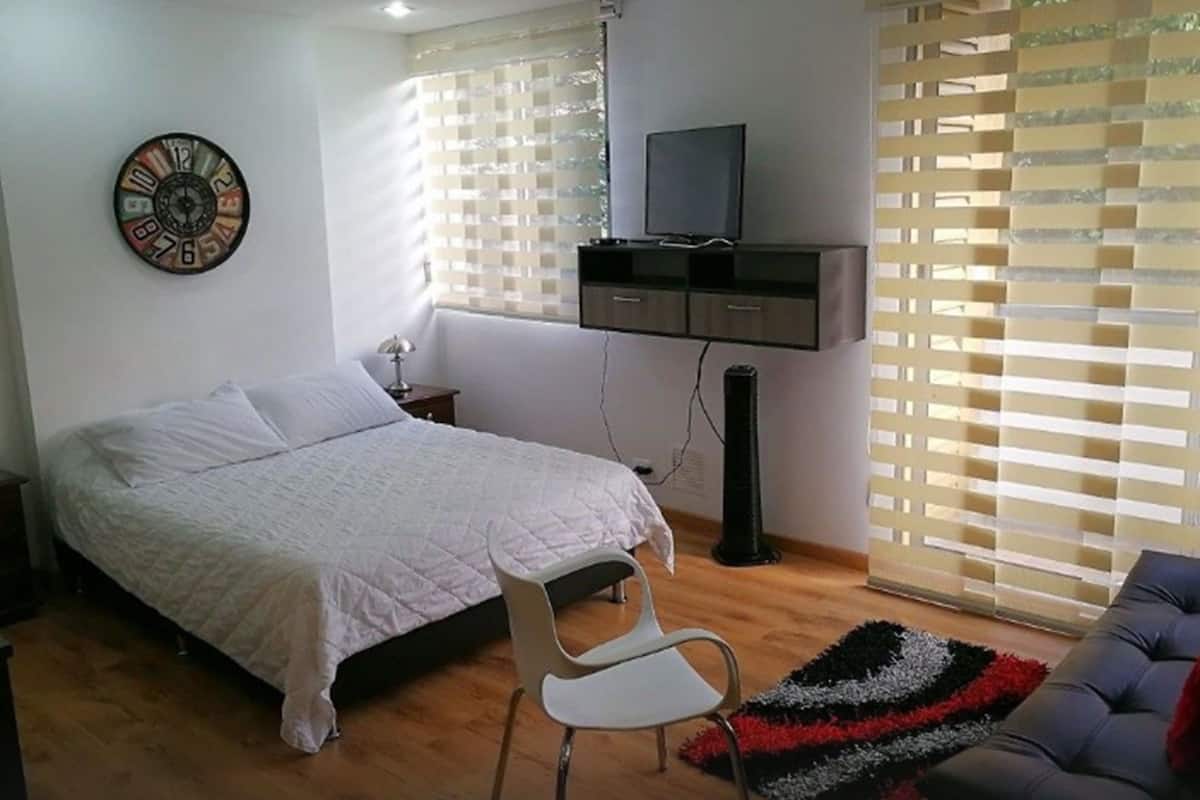 Roupas de cama premium, frigobar, cofres nos quartos, escrivaninha